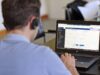 Ein Mann sitzt vor seinem Laptop und arbeitet am MARGA Planspiel