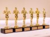 Die MARGA Awards stehen aufgereiht auf einem Tisch
