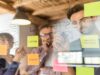 Ideensammlung eines Teams auf Fensterglas