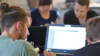 Ein Team arbeitet konzentriert am Laptop