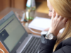 Eine Frau arbeitet an ihrem Laptop