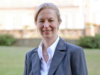 Dr. Annette Jünger-Fuhr steht in einem Park
