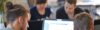 Ein Team arbeitet gemeinsam an einem Tisch