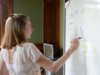 Teilnehmerin am MARGA Planspiel schreibt ihre Ergebnisse auf ein Whiteboard