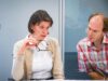Eine Frau diskutiert mit ihren Teammitgliedern