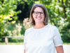 Sandra Wagner steht in einem Park