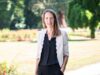 Ines Stiller steht in einem Park