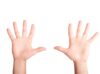 Hände, die alle 10 Finger hochhält