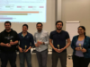 Eine Gruppe von Studierenden steht in einem Seminarraum während der Siegerehrung