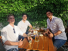 Das Gewinnerteam des MARGA Planspiels sitzt mit seinen Awards im Biergarten