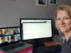 Eine Teilnehmerin sitzt an ihrem Schreibtisch und arbeitet mit ihren Teamitgliedern online am Planspiel