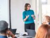 Dr. Sandra Wagner gibt Feedback zum Planspiel