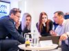 Dr. Christoph Heinen unterstützt ein Team während der Arbeit am Planspiel